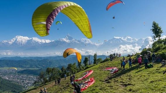 Pokhara: Geführtes Tandem-Gleitschirmfliegen über See & Himalaya