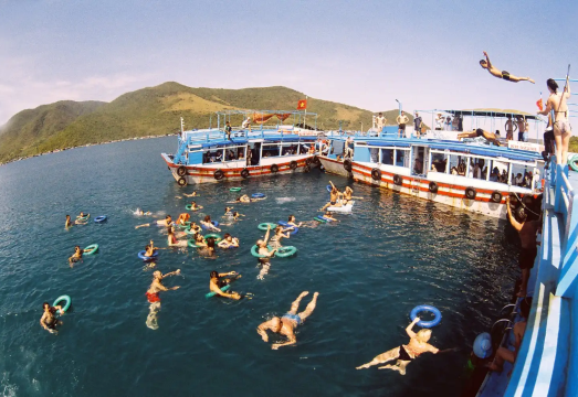 Nha Trang Island Hopping Tour with Free City Transfers, Ocean Cocktail Party, Special Lunch, and Complimentary Fruits