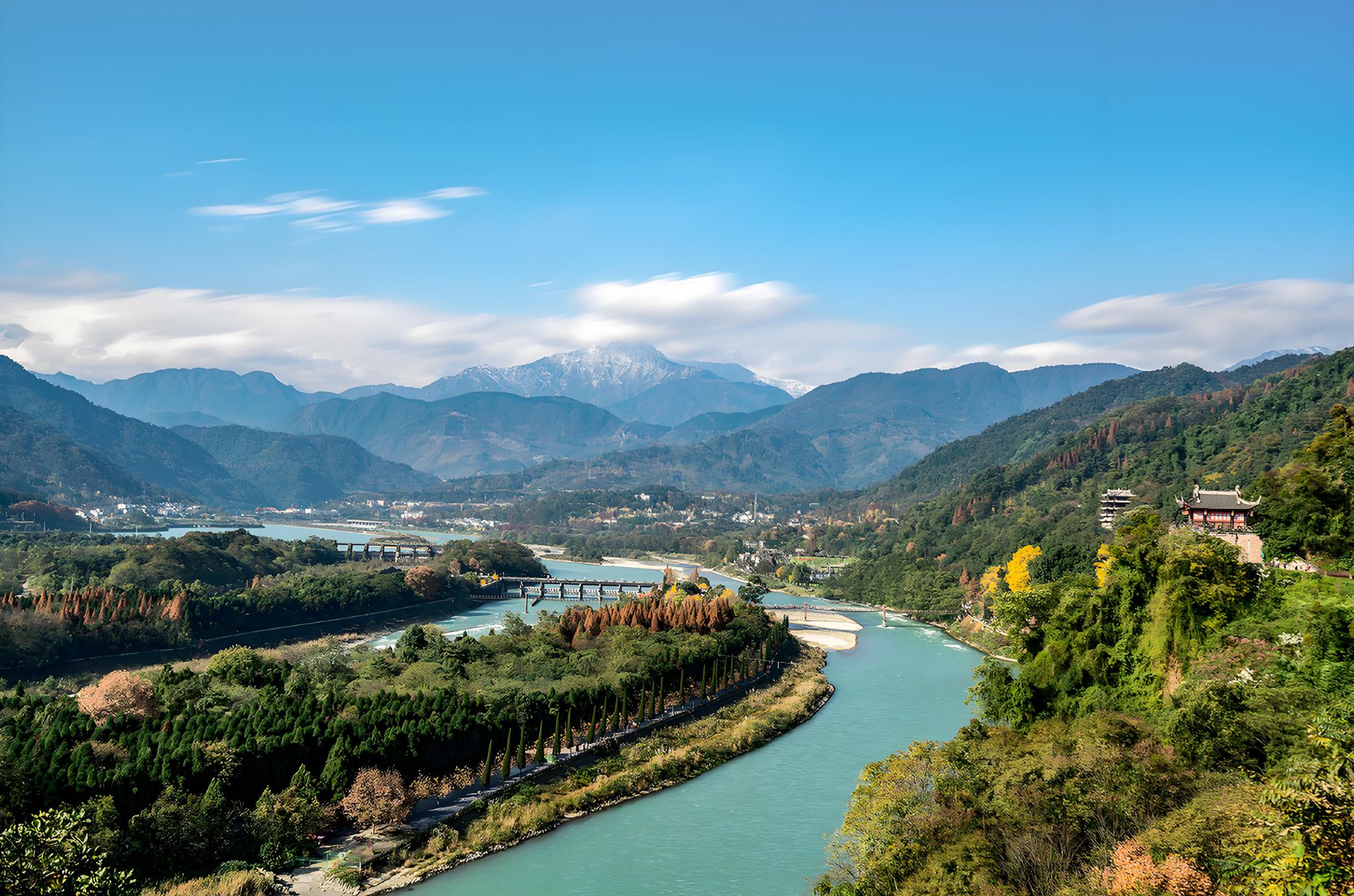Tour di un giorno imperdibile a Chengdu tra i monti Dujiangyan e Qingcheng: esplora gli spettacolari progetti di conservazione dell'acqua