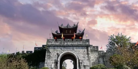 貴陽出發打卡青巖古鎮+紅楓湖包車一日遊|上門接送+獨立用車