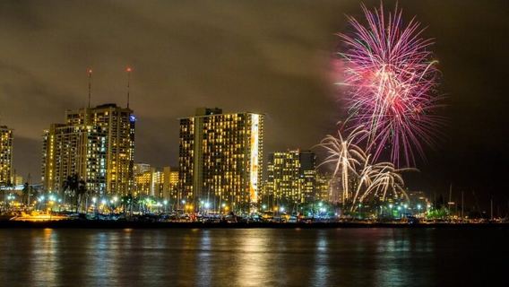 Oahu: catamarán de fuegos artificiales del viernes por la noche en Waikiki (Wahine Koa)