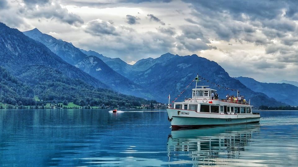 Interlaken: Abadikan Tempat Paling Fotogenik dengan Turis Lokal