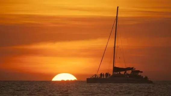 Crucero al atardecer en el paraíso