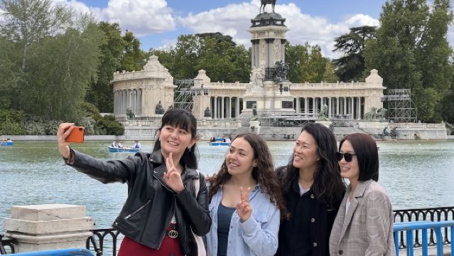 Lawatan sehari dalam bahasa Cina ke Istana Madrid + Muzium Prado: Perjalanan ke inti seni dan sejarah