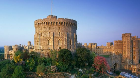 Windsor Castle + Roman Baths + Stonehenge Day Tour (English-speaking Guide)