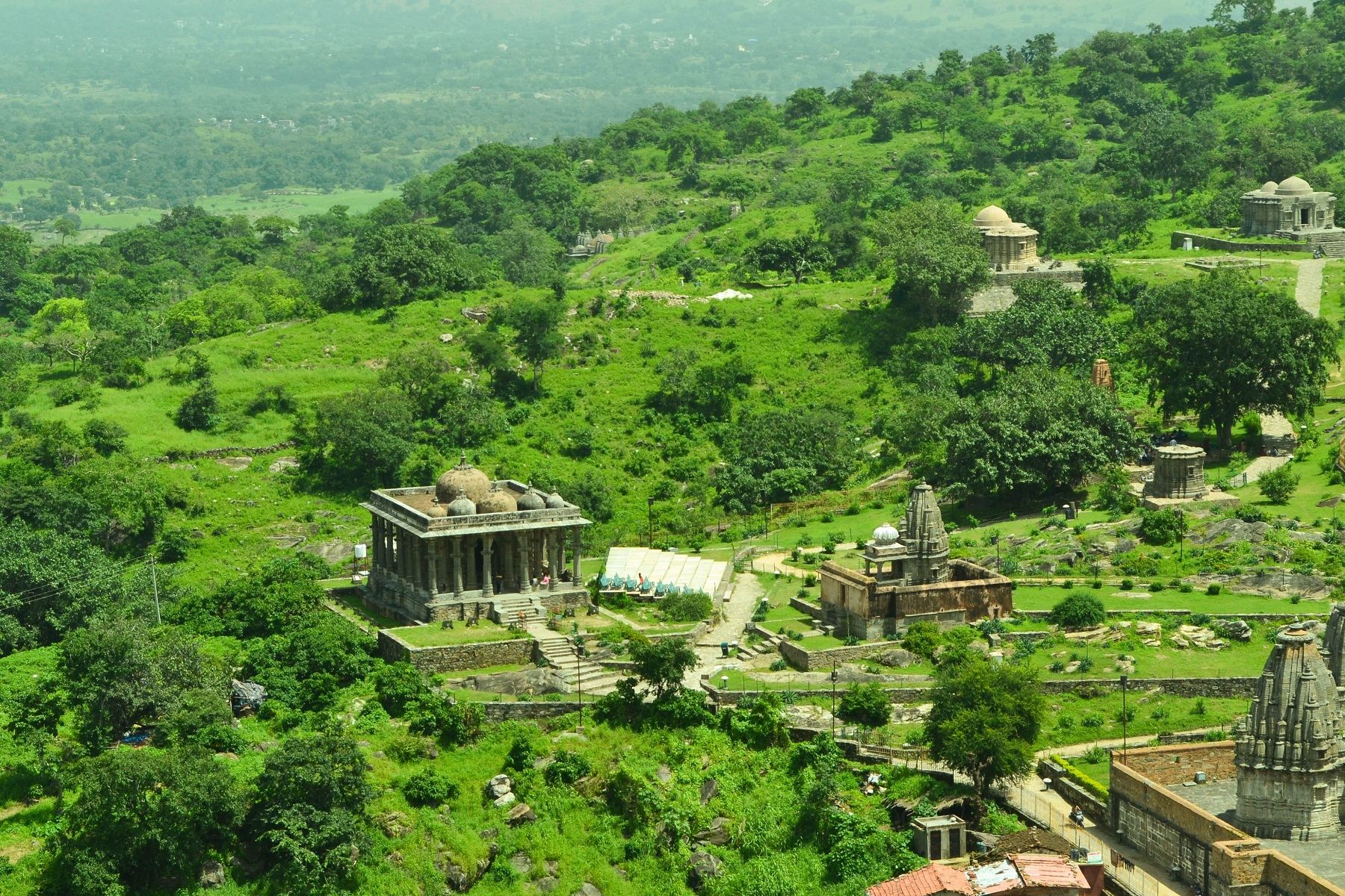 Explore Ranakpur Temple and Kumbhalgarh Fort from Udaipur with Jodhpur Drop