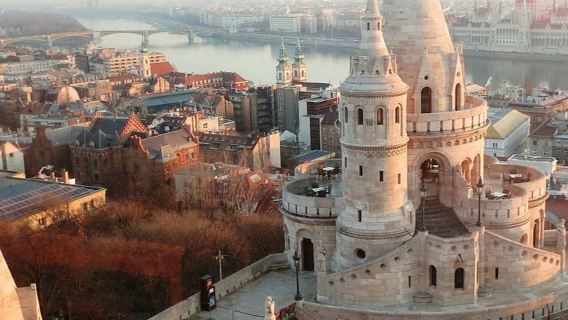 Budapest: visita guidata del quartiere del Castello + tour in autobus turistico