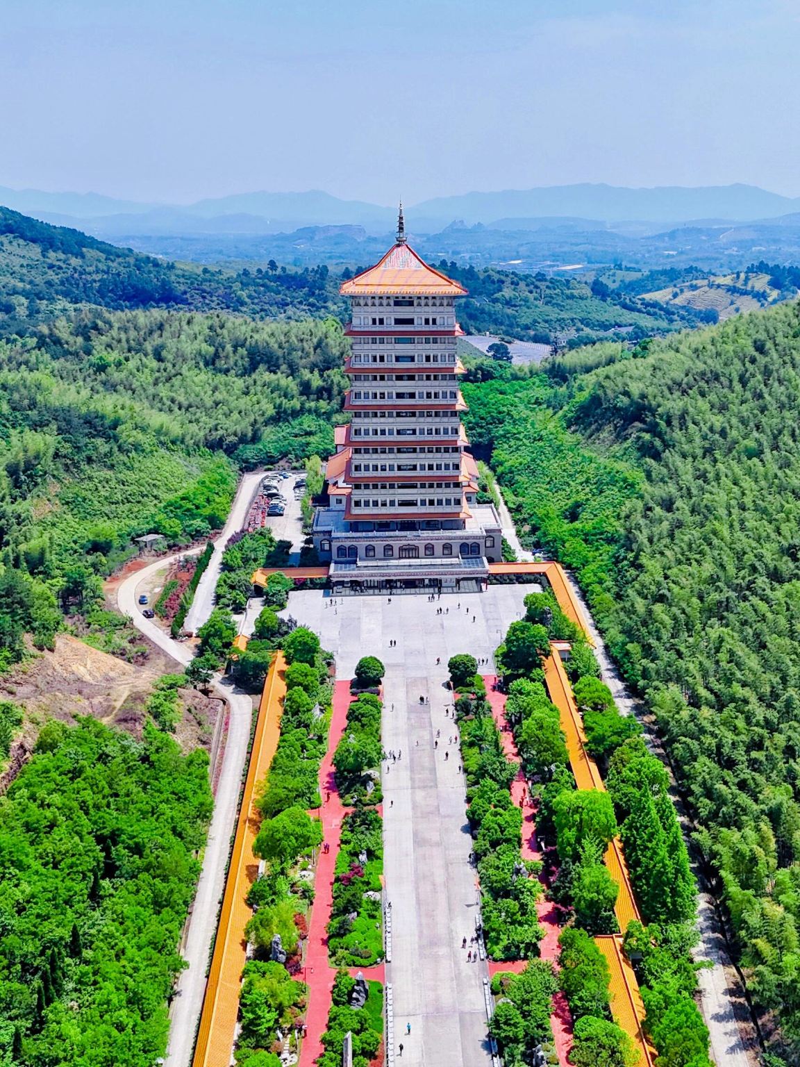 1-day Tour in Wuxi, Jiangsu: Yixing Bamboo Sea + Yaohu Town + Dajue Temple (Chinese and English Services Available)