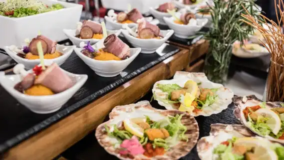 Budapest: Traditional Hungarian Dinner Cruise with Live Music