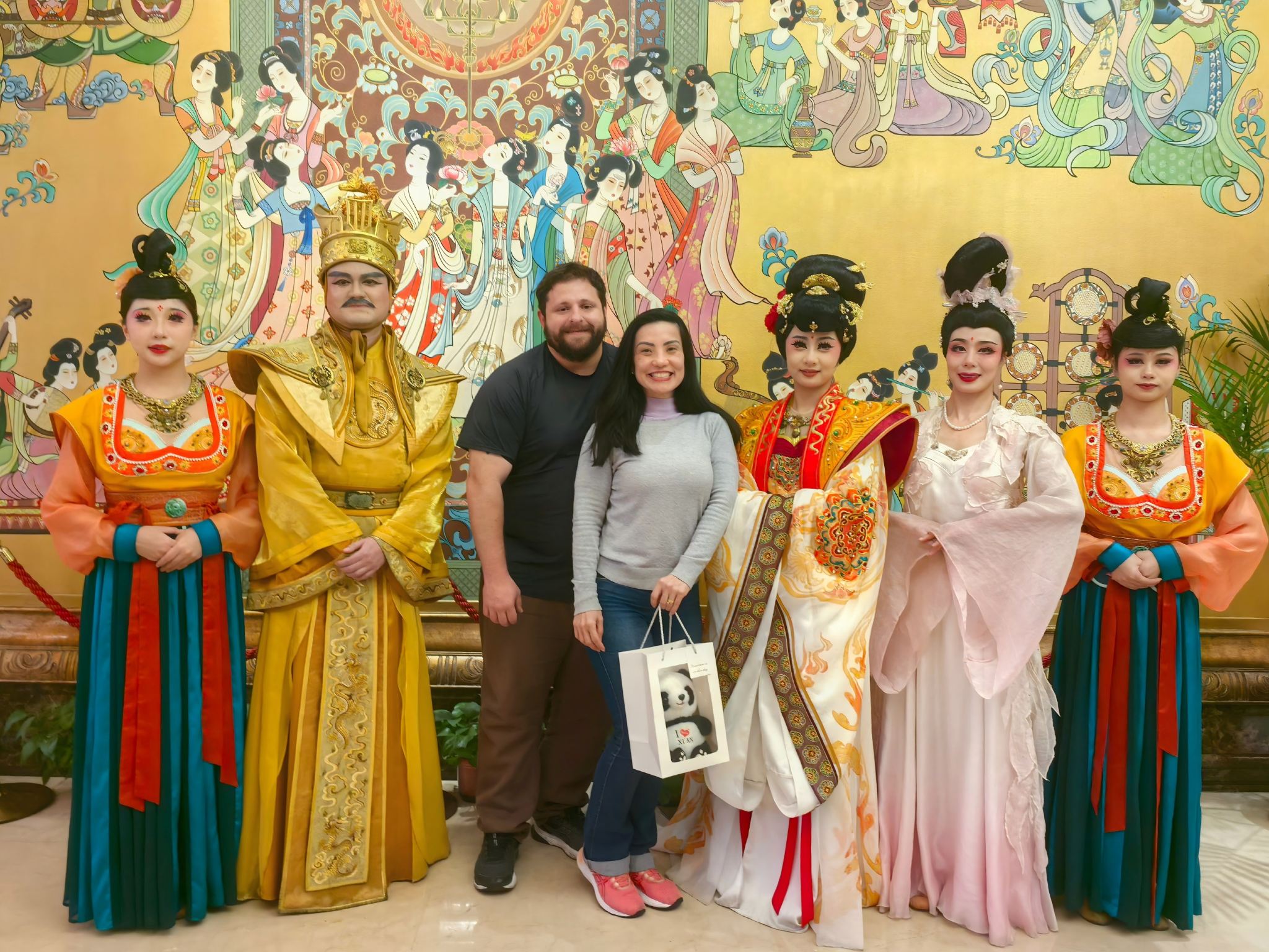 Jelajahi Tentara Terakota, nikmati hidangan khas pesta pangsit, dan tonton pertunjukan tari serta musik Dinasti Tang di Istana Musik Tang