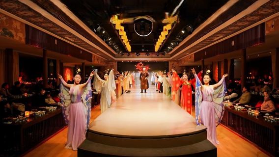 Nikmati perjamuan yang mengesankan di Longmen Banquet di Luoyang, yang mengingatkan kita pada Dinasti Sui dan Tang (termasuk adegan perjamuan kekaisaran, pertunjukan musik dan tari gaya Tang, serta pilihan mengenakan kostum kuno).