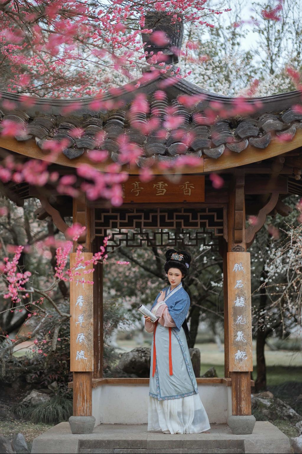 Chengcheng Trip Moments[Team building activity travel photography with stop-and-shoot service + multilingual translator photographer local guide private charter]