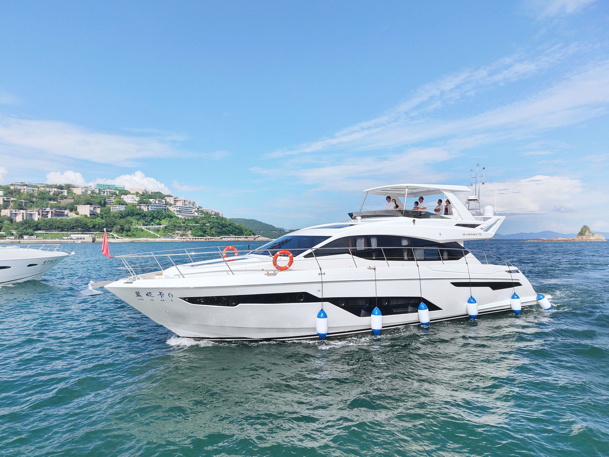 【深圳大梅沙·全新首航】78呎帶KTV三層豪華大遊艇出海-贈送滑梯+泳池+網紅魔毯+漁餌漁具+精美果盤+充氣玩具