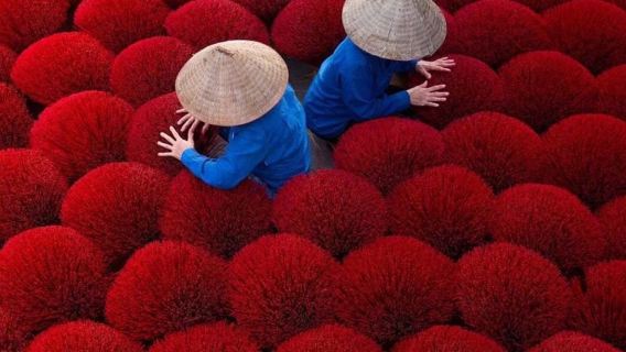 Hanoi 1-day tour: Quang Phu Cau Incense Village, city sightseeing, and Train Street