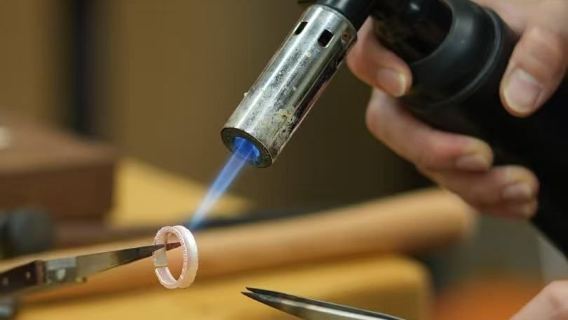 Esperienza di creazione di anelli in argento presso Few Gram Studio a Singapore (Orchard Road)