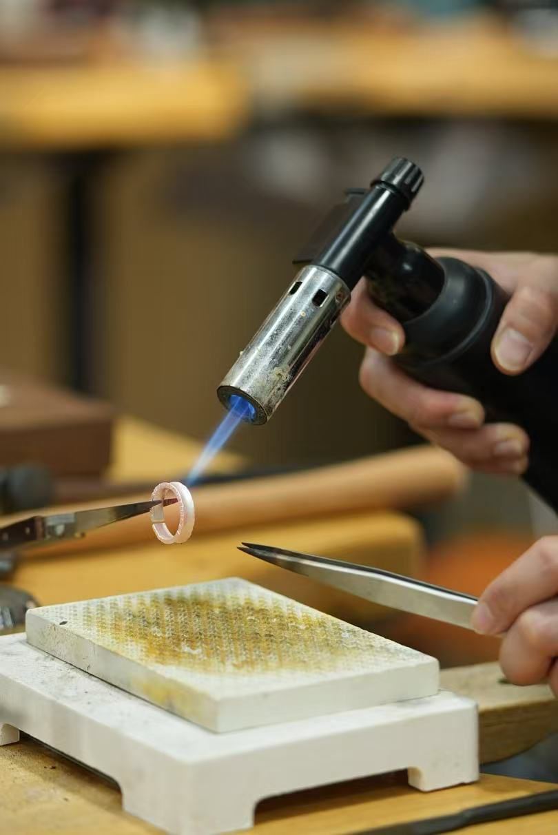 Esperienza di creazione di anelli in argento presso Few Gram Studio a Singapore (Orchard Road)