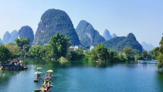 Avventura sul Fiume Guilin: Gommone di Bambù Yulong, Crociera a Xingping e Scoperta dell'Antica Città