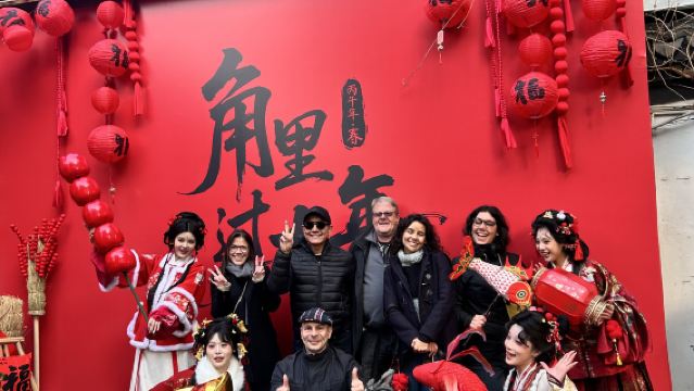 Shanghai Zhujiajiao + Yu Garden + Old Street Bus Tour with Downtown Highlights and Lunch