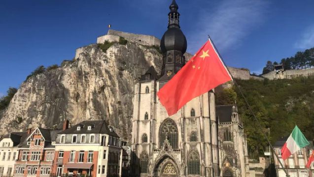 Lawatan sehari ke Medan Perang Waterloo Belgium + Menara Jam Namur + Istana Dinant dengan pengangkutan dari Brussels