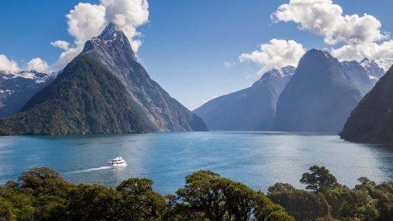 Yeni Zelanda Milford Sound Günlük Turu 16 Kişilik Grup + Mercedes Seyahat Aracı + Tekne Turu + Öğle Yemeği