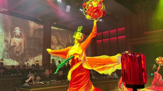 Luoyang Keizerin Banket (Dingdingmen vestiging) (immersief Tang-dynastie banket ervaring + keizerlijke gerechten + optredens uit de bloeiende Tang-dynastie + pracht van de Wu Zhou-periode)