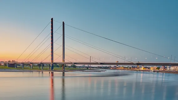 Tour con audioguía de Düsseldorf: Tesoros culturales y encanto ribereño