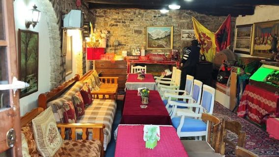 Berat: Old Town Walking Tour with Local Products Tasting