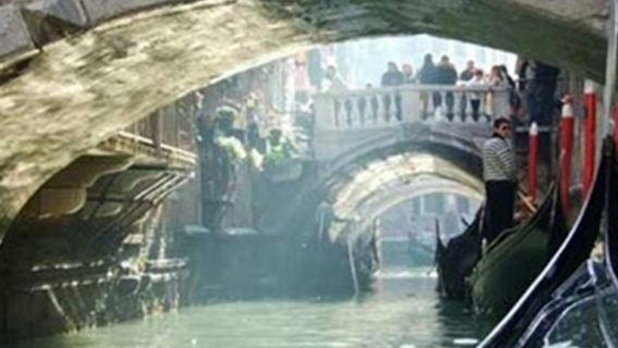 Venedig: Gondelfahrt auf dem Canal Grande + Wartezeit überspringen