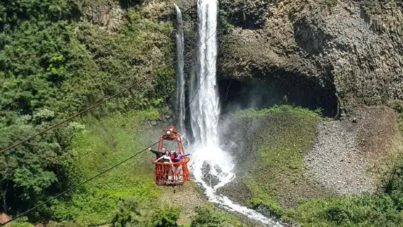 From Quito: Baños Tour - Entrances and Lunch included