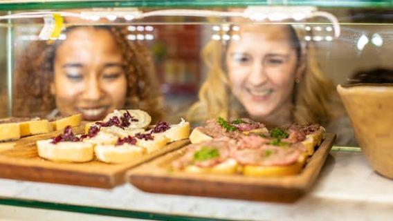 Florence food tour Sant'Ambrogio grocery market with a local chef