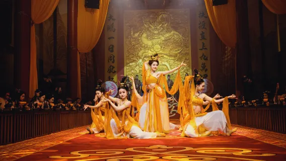 Perjamuan Chongqing Qingying|Pengalaman Pesta Istana • Benamkan diri Anda dalam budaya Bayu dan rasakan kegembiraan para kaisar kuno. Reservasi Pesta Qingyu Makan Siang/Makan Malam