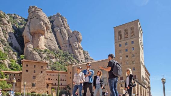 Barcelona: Chuyến đi trong ngày có hướng dẫn đến Montserrat, Girona và Costa Brava