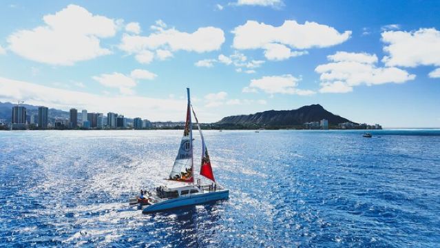 Waikiki Catamaran Snorkel Sail with Lunch: Turtles Guaranteed