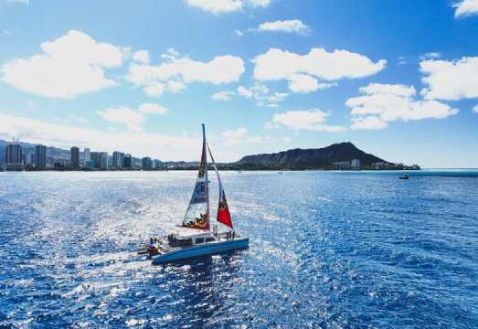 Waikiki Catamaran Snorkel Sail with Lunch: Turtles Guaranteed