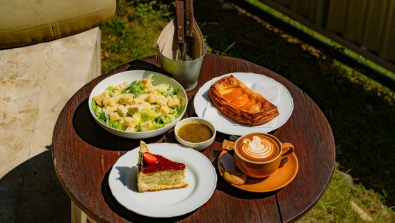 Pengalaman Waktu Minum Teh di Pantai Kuta di Fork Bakery & Grill