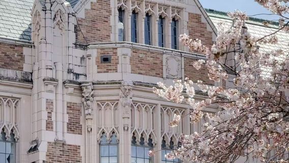 Seattle University of Washington + Chihuly Garden and Glass + Space Needle + Pike Place Fish Market day tour