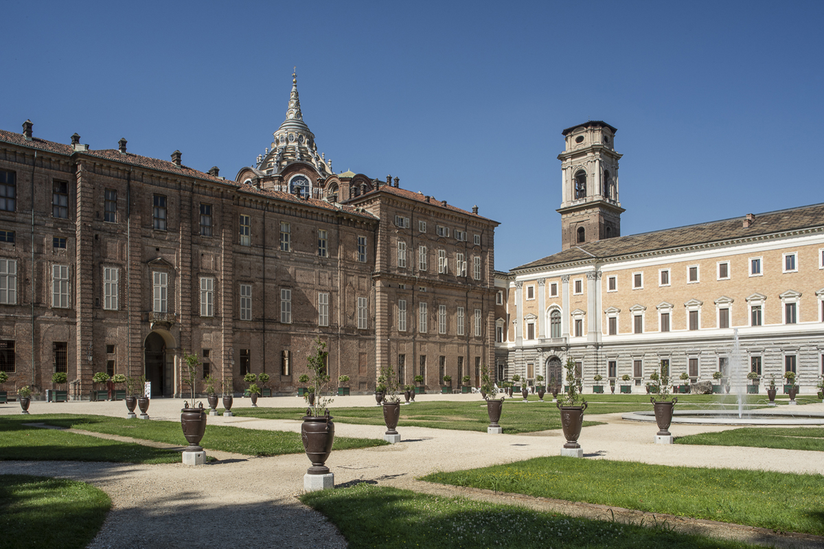 1-day tour to Royal Palace of Turin + Castle of Racconigi [private charter line]