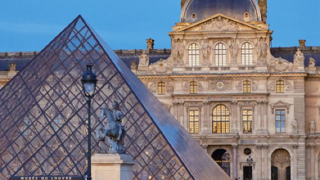 Pakej Pelancongan Seni Fesyen Paris: Lawatan Sewaan Peribadi 10 Jam ke Muzium Louvre & Panorama Menara Eiffel