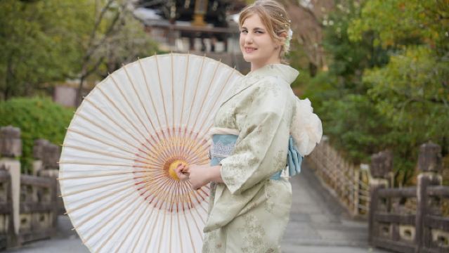 ประสบการณ์สวมชุดกิโมโนและยูกาตะพร้อมแต่งหน้าแบบญี่ปุ่น/ถ่ายรูป – ร้าน Ookini Fushimi Inari เกียวโต