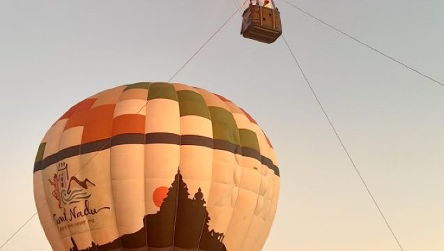 Chiang Mai romantisches Highlight | Sonnenaufgangs-Heißluftballonfahrt + Champagnerverkostung + Fah Lanna SPA-Massage-Paket