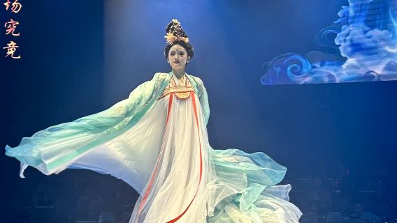 Xi'an•Banchetto Imperiale dell'Imperatrice Wu | Palco circolare a 360° per un'esperienza immersiva del banchetto imperiale, con spettacoli di musica e danza di corte + degustazione di prelibatezze gourmet, pranzo o cena a scelta, con opzione per abiti Han e trucco tradizionale