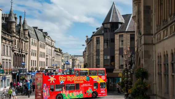 bus pariwisata, Inggris