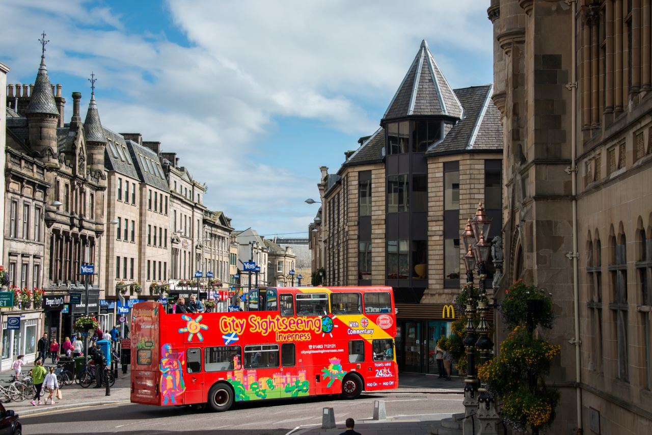 Bus Pariwisata Hop-On Hop-Off di Inverness, Inggris