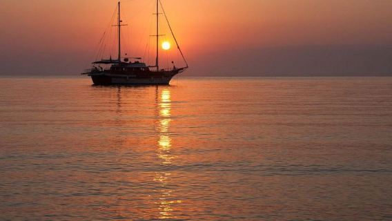 Fethiye: romántico paseo en barco al atardecer