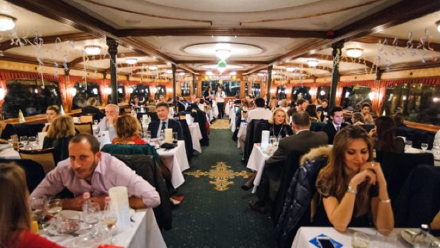 Budapest: Crucero de fiesta de Nochevieja con comida y espectáculo en vivo