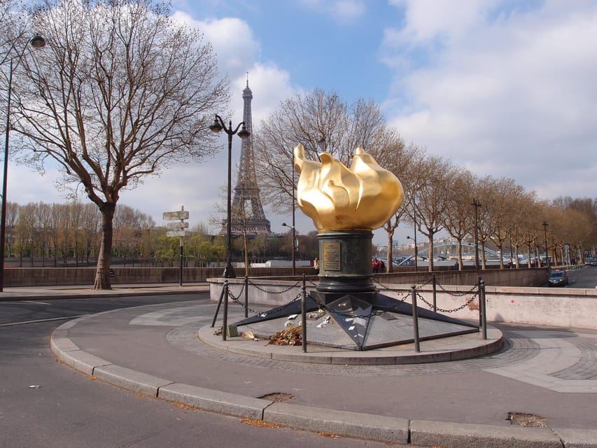 Classical and Monumental Paris Tour along the Seine River