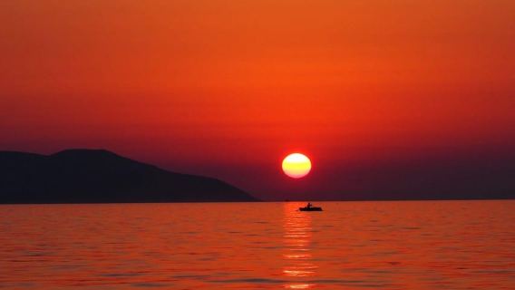 Vlore: Paseo en barco por la ciudad costera de noche