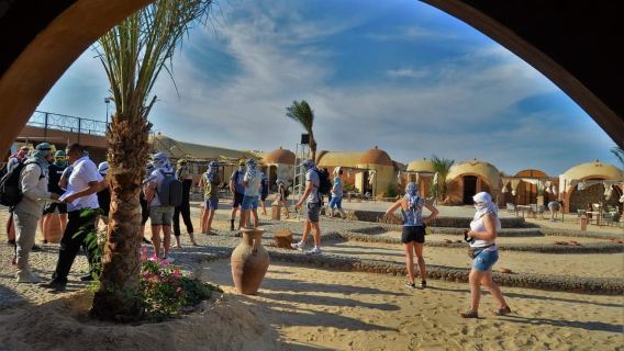 Safari en quad por Hurghada con vistas a la montaña de arena y al desierto