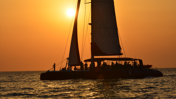 Роскошный круиз на катамаране на закате на Санторини, Греция|С барбекю на яхте и напитками + трансфер из/в отель