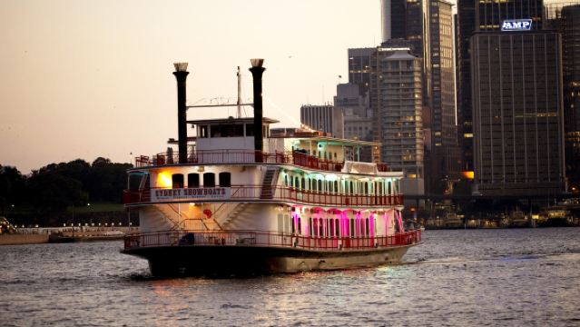 Turun Kapal Makan Malam Showboat di Darling Harbour Sydney (Makan Malam Tiga Hidangan + Pertunjukan)